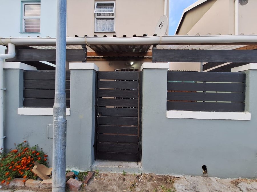 2 Bedroom Property for Sale in Pelican Park Western Cape